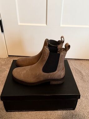 NWT: Kingsley sheepskin lined Chelsea boot, grey/tan, size 39